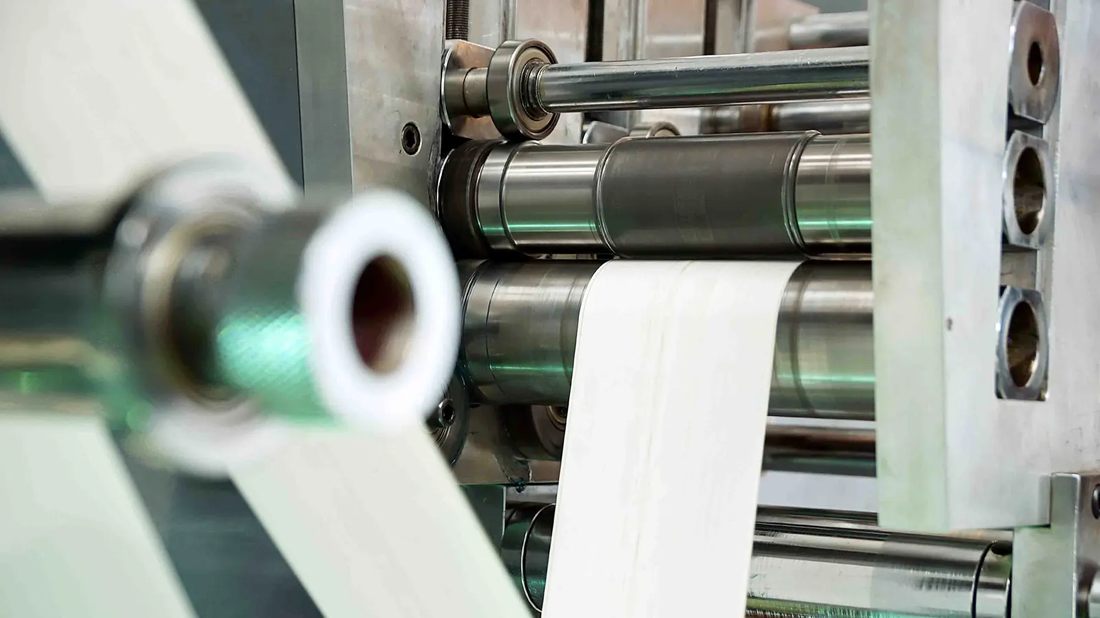 Bobina de etiquetas em produção na fábrica da KSF